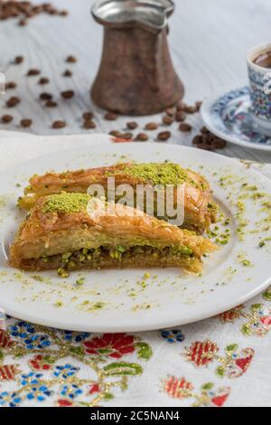 Caffè turco e tradizionale dolce turco baklava in piatto su tavolo di legno Foto Stock