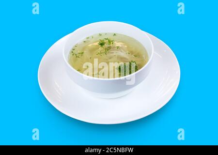 Zuppa di noodle di pollo guarnita con aneto isolato su sfondo blu Foto Stock