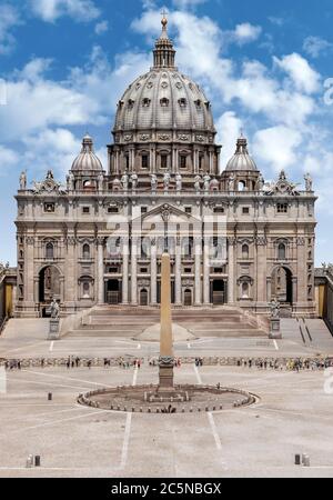 Rimini, Italia - 13 giugno 2017: Vaticano e Basilica di San Pietro (Roma) nel parco tematico "Italia in miniatura" (Italia in miniatura). Foto Stock