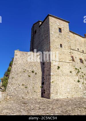 La Fortezza rinascimentale di San Leo, situata su una scogliera rocciosa, risale al XV secolo Foto Stock