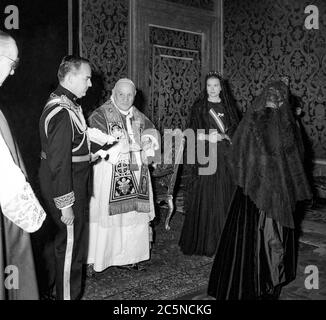 Vaticano Papa Jhon XXIII udienza al Papa dei principi di Monaco 18 giugno 1959 - principe ranieri e grazia del monaco Foto Stock