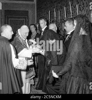 Vaticano Papa Jhon XXIII udienza al Papa dei principi di Monaco 18 giugno 1959 - principe ranieri e grazia del monaco Foto Stock