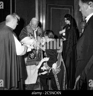 Vaticano Papa Jhon XXIII udienza al Papa dei principi di Monaco 18 giugno 1959 - principe ranieri e grazia del monaco Foto Stock