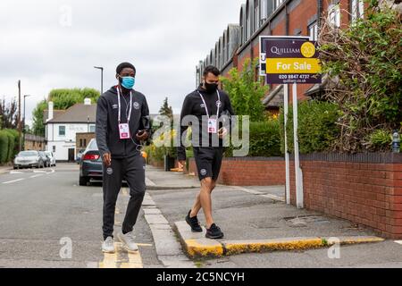 Londra, Regno Unito. 4 luglio 2020. Josh Dasilva n. 14 di Brentford e David Martin n. 1 arrivano a Griffin Park davanti al Brentford FC contro Wigan Athletic. Brentford entra nel gioco cinque punti dietro West Brom e stanno cercando di entrare nel punto di promozione automatica. Credit: Liam Asman/Alamy Live News Foto Stock