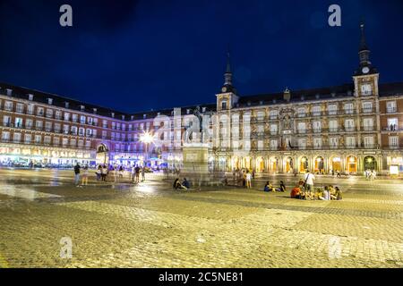 Statua di Filippo III a Plaza Mayor a Madrid in una bella notte estiva, Spagna Foto Stock