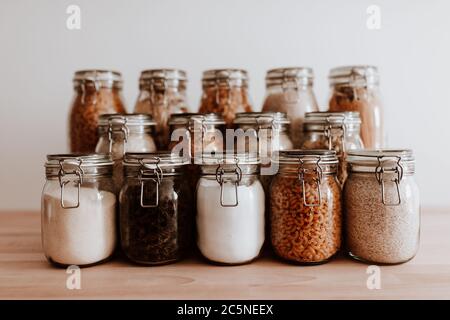 Vasetti di vetro pieni di ingredienti alimentari secchi non cotti Foto Stock