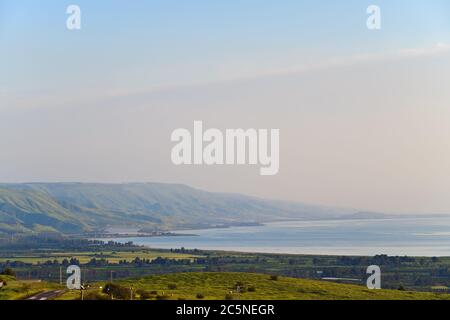 Bellissimo paesaggio del lago Kinneret in Galilea al tramonto, Israele settentrionale. Foto Stock