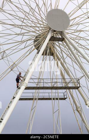 Bournemouth, Dorset UK. 4 luglio 2020. Check out la ruota grande, ruota di ferro, al Pier Approach, Bournemouth prima di riaprire. Credit: Carolyn Jenkins/Alamy Live News Foto Stock