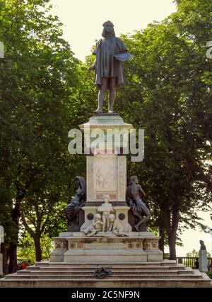 Urbino, Italia - 24 giugno 2017: Il Monumento di Raffaello nel suo luogo di nascita. Foto Stock