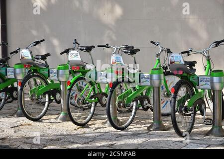 Tel Aviv-YaFO, Israele - 5 aprile 2019: Biciclette parcheggiate nel centro di Tel Aviv.Tel-o-Fun è un servizio di condivisione delle biciclette fornito dalla città Foto Stock