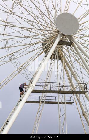 Bournemouth, Dorset UK. 4 luglio 2020. Check out la ruota grande, ruota di ferro, al Pier Approach, Bournemouth prima di riaprire. Credit: Carolyn Jenkins/Alamy Live News Foto Stock