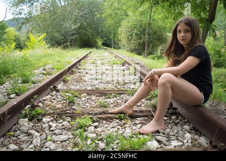 Ferrovia abbandonata con persona, Italia Foto Stock