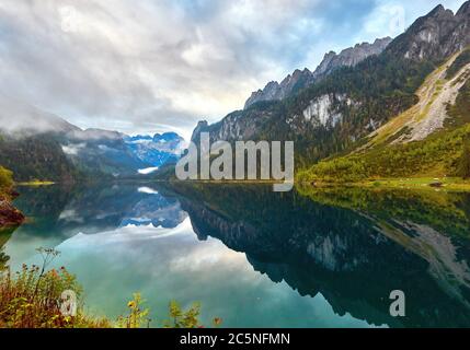 Misty giorno al lago Gosausee nelle Alpi austriache Foto Stock