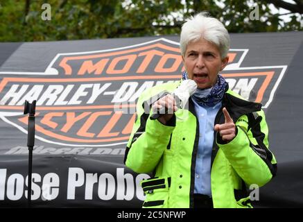 Duesseldorf, Germania. 04luglio 2020. Il membro FDP del Bundestag Marie-Agnes Strack-Zimmermann parla a diverse migliaia di motociclisti che in alcuni giorni manifestano contro un divieto generale di circolazione delle moto. Il Bundesrat vuole consentire un numero limitato di divieti di guida per motociclette la domenica e i giorni festivi. Credit: Roberto Pfeil/dpa/Alamy Live News Foto Stock