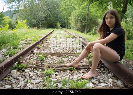 Ferrovia abbandonata con persona, Italia Foto Stock