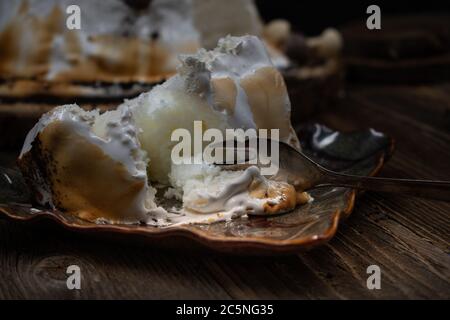Torta di cibo per angelo S'Mores su tavola di legno, tagliata a fette Foto Stock