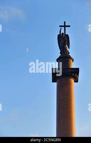 Colonna di Alte Alessandro con un angelo sullo sfondo del cielo blu della sera e la luna crescente al tramonto - monumento storico di San Pete Foto Stock