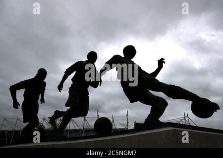 Una vista generale della statua di Sir Stanley Matthews fuori dal terreno prima della partita del campionato Sky Bet allo stadio bet365, Stoke. Foto Stock