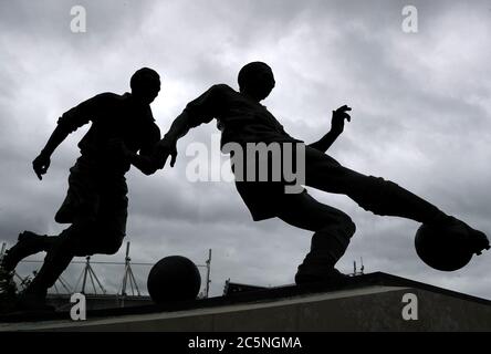 Una vista generale della statua di Sir Stanley Matthews fuori dal terreno prima della partita del campionato Sky Bet allo stadio bet365, Stoke. Foto Stock