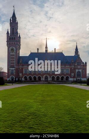 Palazzo della pace a l'Aia, sede della Corte Internazionale di Giustizia parte della nazione unita ONU, Paesi Bassi in estate. ICJ o la corte del mondo dà Foto Stock