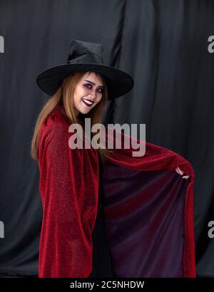 Ritratto di giovane donna adolescente asiatica indossare abiti Halloween costume per Halloween festa carnevale. Halloween festeggia e festeggia il c Foto Stock