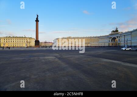 San Pietroburgo, Russia - 31 gennaio 2020: Vista sulla costruzione della sede del corpo delle guardie, la colonna Alexander, e il personale generale edificio sul palazzo Foto Stock