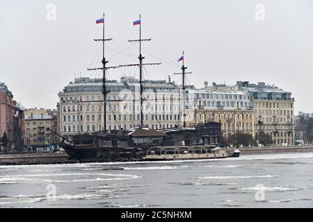 San Pietroburgo, Russia - 30 gennaio 2020: Nevicate invernali nel centro turistico della città. Vista sul fiume Neva coperto di ghiaccio e ristorante galleggiante Fl Foto Stock