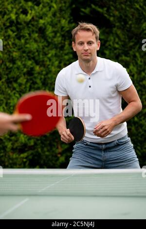 ping pong uomo sportivo hobby ping pong Foto Stock