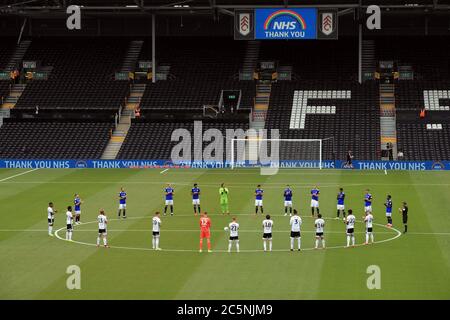 I giocatori di Fulham e Birmingham City osservano un istante di applausi durante la partita del campionato Sky Bet al Craven Cottage, Londra. Foto Stock