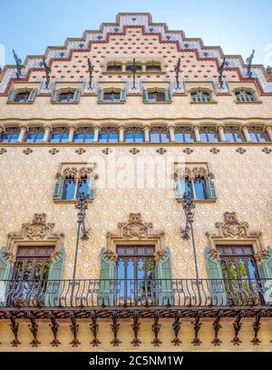 BARCELLONA, SPAGNA - 5 LUGLIO 2016: La facciata della Casa Amatller progettata da Josep Puig i Cadafalch Barcellona, Spagna - 5 luglio 2016: La facciata della Th Foto Stock