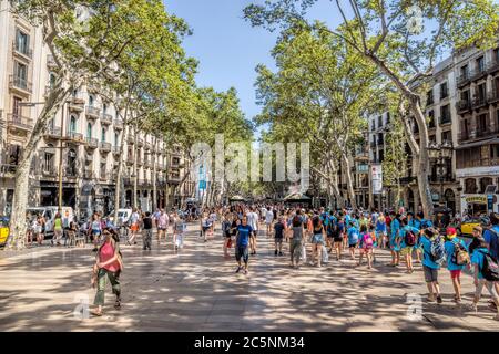 BARCELLONA, SPAGNA - 5 LUGLIO 2016: Centinaia di persone che si prostanagliano nella via più trafficata di Barcellona, le Ramblas. Barcellona, Spagna - 5 luglio 2016: Hun Foto Stock