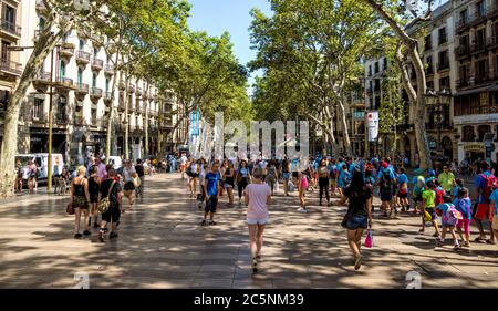 BARCELLONA, SPAGNA - 5 LUGLIO 2016: Centinaia di persone che si prostanagliano nella via più trafficata di Barcellona, le Ramblas. La strada si estende per 1.2 chilometri con Foto Stock