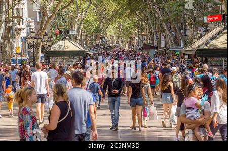 BARCELLONA, SPAGNA - 5 LUGLIO 2016: Centinaia di persone che si prostanagliano nella via più trafficata di Barcellona, le Ramblas. La strada si estende per 1.2 chilometri con Foto Stock