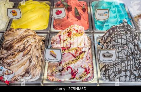 BARCELLONA, SPAGNA - 6 LUGLIO 2016: Varietà di gelati yummy sotto la vetrina dello shopping a Barcellona. Barcellona, Spagna - 6 luglio 2016: Varietà di ghiaccio yummy Foto Stock