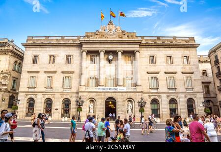 BARCELLONA, SPAGNA - 8 LUGLIO 2016: Municipio su Placa de Sant Jaume. Il Palau de la Generalitat è un palazzo storico di Barcellona, Spagna - J. Foto Stock