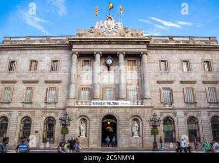 BARCELLONA, SPAGNA - 8 LUGLIO 2016: Municipio su Placa de Sant Jaume. Il Palau de la Generalitat è un palazzo storico di Barcellona, Spagna - J. Foto Stock