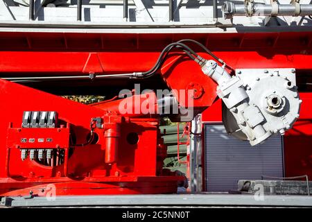 Impianto idraulico di sollevamento e controllo della direzione di uscita antincendio, impianto idraulico di chiusura di un camion antincendio. Foto Stock