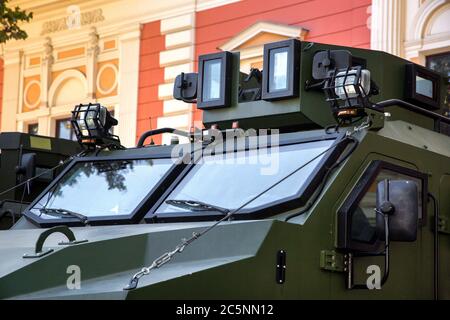 Primo piano del parabrezza di un veicolo militare corazzato con attrezzature per la ricognizione dell'esercito ucraino in città. Foto Stock