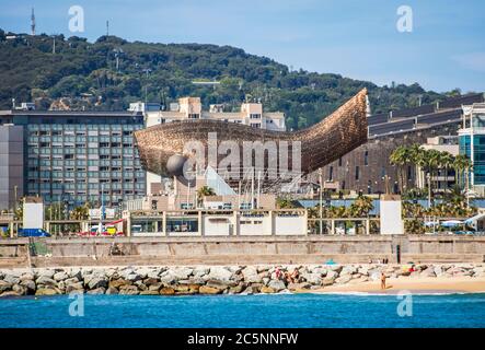 BARCELLONA, SPAGNA - 13 LUGLIO 2016: La moderna scultura di Frank Gehry El Peix d'Or si trova nella Vila Olimpica di Barcellona. Barcellona, Spagna - 13 luglio 20 Foto Stock