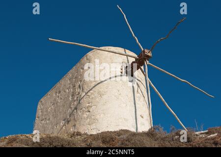 Mulino a vento in Olympos su Karpathos in Grecia, Europa Foto Stock