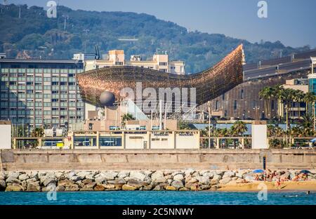 BARCELLONA, SPAGNA - 2 LUGLIO 2016: La moderna scultura di Frank Gehry El Peix d'Or si trova nella Vila Olimpica di Barcellona. Barcellona, Spagna - 2 luglio 2016 Foto Stock