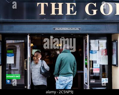 Rochester, Kent, Regno Unito. 4 luglio 2020. Un pub Wetherspoons, il Leone d'Oro in Rochester High Street accoglie nuovamente i clienti. L'UK riapre pub, ristoranti, barbiere, parrucchieri e hotel il 4 luglio dopo essere stato chiuso da marzo a causa dell'epidemia di Coronavirus. Credit: Yousef al Nasser/Alamy Live News Foto Stock