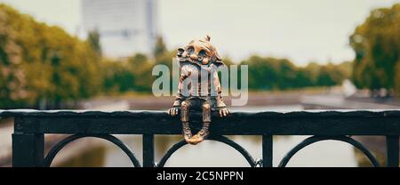 Un vecchio uomo in bronzo Homestlin siede sulla ringhiera del ponte Foto Stock