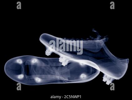 Coppia di scarpe da calcio, raggi X colorati. Foto Stock