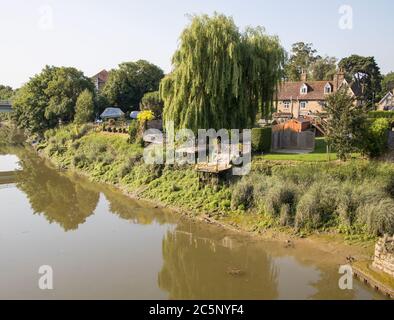 case sulle rive del fiume medway che scorre attraverso aylesford villaggio kent Foto Stock