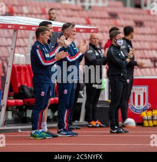 4 luglio 2020; Bet365 Stadium, Stoke, Staffordshire, Inghilterra; Campionato inglese di calcio, Stoke City contro Barnsley; la Stoke bench applaud per l'NHS Foto Stock