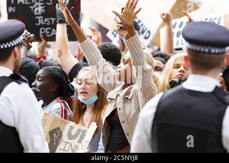 La protesta contro la Black Lives a Londra in solidarietà per l'uccisione illegale di George Floyd da parte della polizia a Minneapolis. Caratterizzato: Atmosfera dove: Londra, Regno Unito quando: 03 Giu 2020 credito: Mario Mitsis/WENN.com Foto Stock