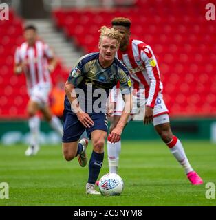 4 luglio 2020; Bet365 Stadium, Stoke, Staffordshire, Inghilterra; Campionato inglese di calcio, Stoke City contro Barnsley; ben Williams di Barnsley vince il pallone Foto Stock