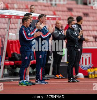 4 luglio 2020; Bet365 Stadium, Stoke, Staffordshire, Inghilterra; Campionato inglese di calcio, Stoke City contro Barnsley; la Stoke bench applaud per l'NHS Foto Stock