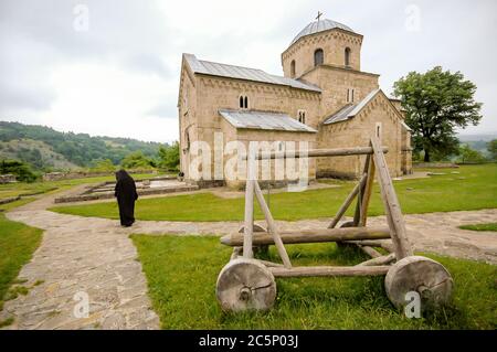 La suora cammina nel cortile del monastero Gradac in Serbia, che è fondata nel XIII secolo Foto Stock